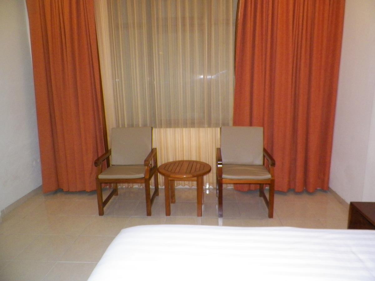 Multazam Hotel Solo Buitenkant foto